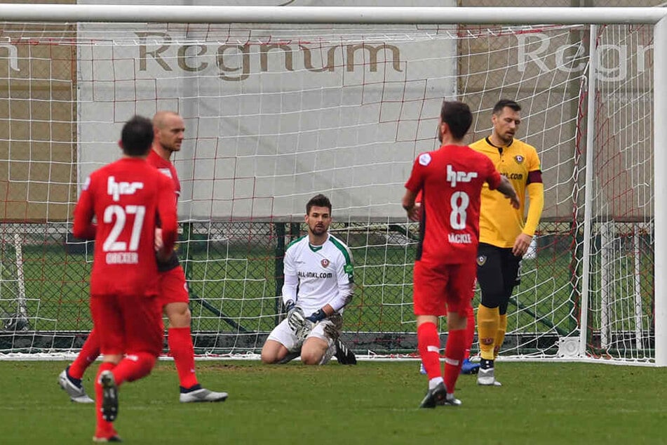 Dynamo-Keeper Patrick Wiegers (M.) kniet frustriert am Boden - gerade hat er das 0:1 gegen Aarau kassiert.