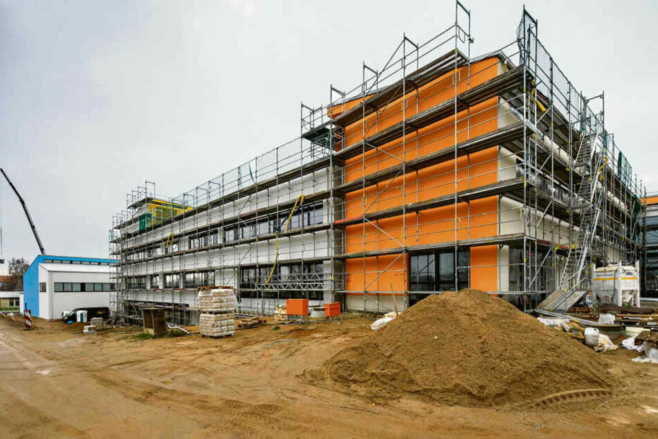 Das neue Gymnasium in Wilsdruff sollte längst fertig gebaut sein.