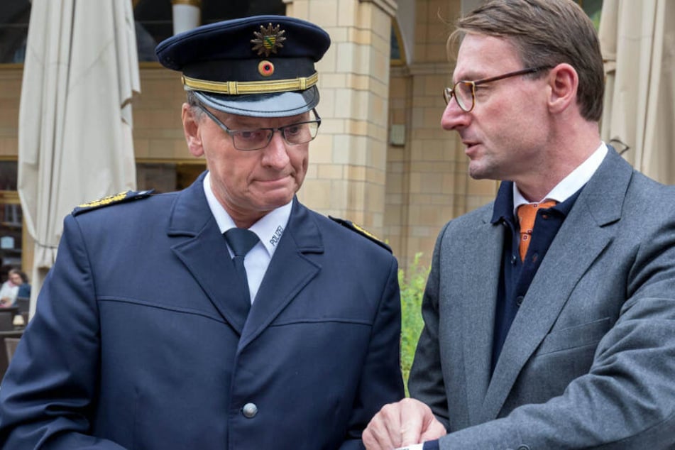 Sei­ne Uhr ist ab­ge­lau­fen. Po­li­zei-In­spek­teur Rei­ner Seid­litz (60, l.) wur­de von In­nen­mi­nis­ter Ro­land Wöl­ler (48, r.) am Mitt­woch kalt ge­schasst. 