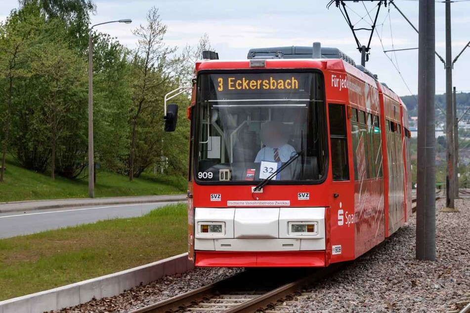 In der Straßenbahnlinie drei in Zwickau kam es am Mittwochabend zu einem Masken-Zoff, der anschließend an einer Haltestelle eskalierte.