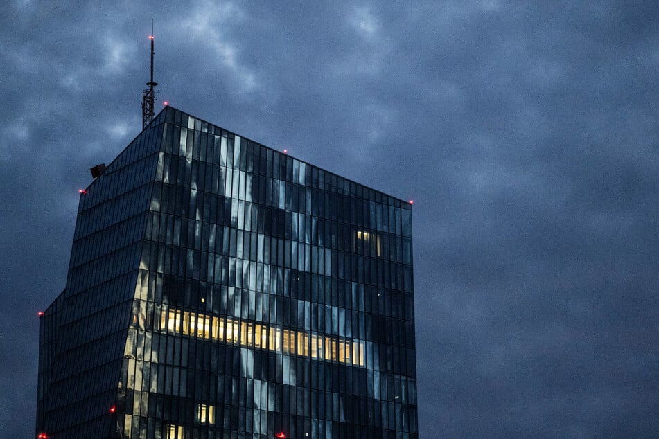 In der Nacht zum Samstag ziehen Schauer auf - wie hier über dem EZB-Gebäude in Frankfurt.