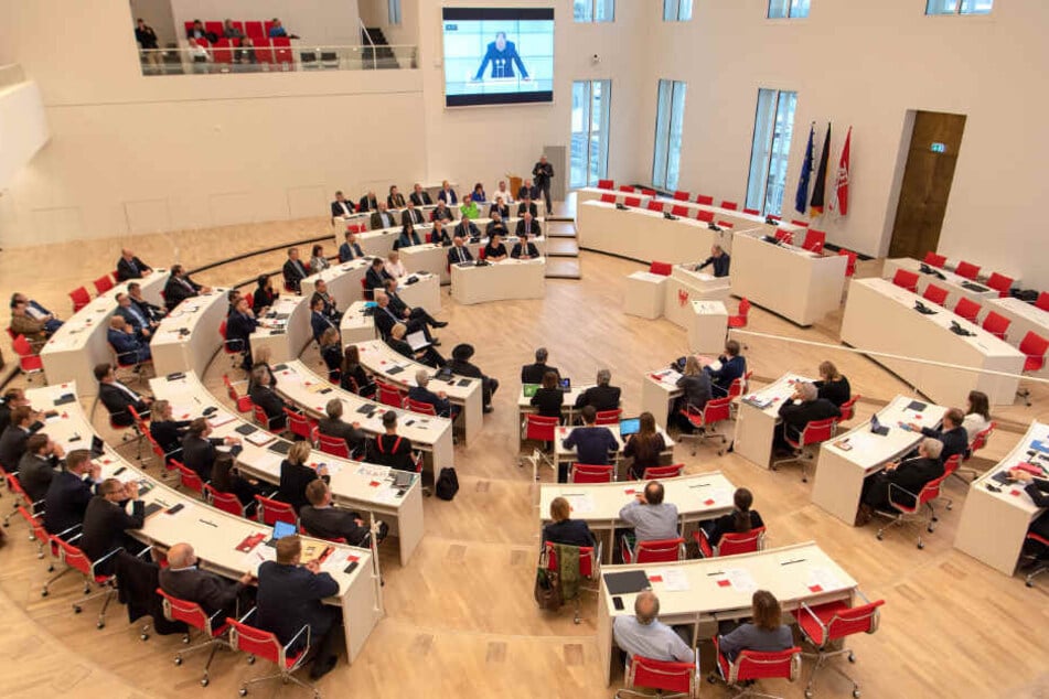 Historiker Thomas Wernicke hielt eine Rede beim Gedenken an die Opfer des Terrorakts in Halle während der Sitzung des Brandenburger Landtages.