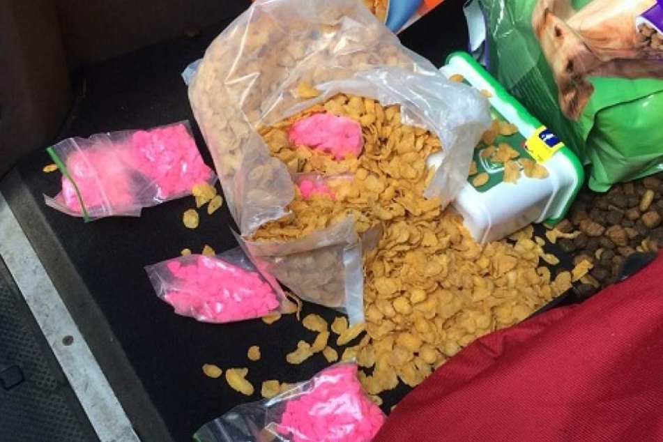 Ecstasy-Pillen in einer Cornflakes-Packung.