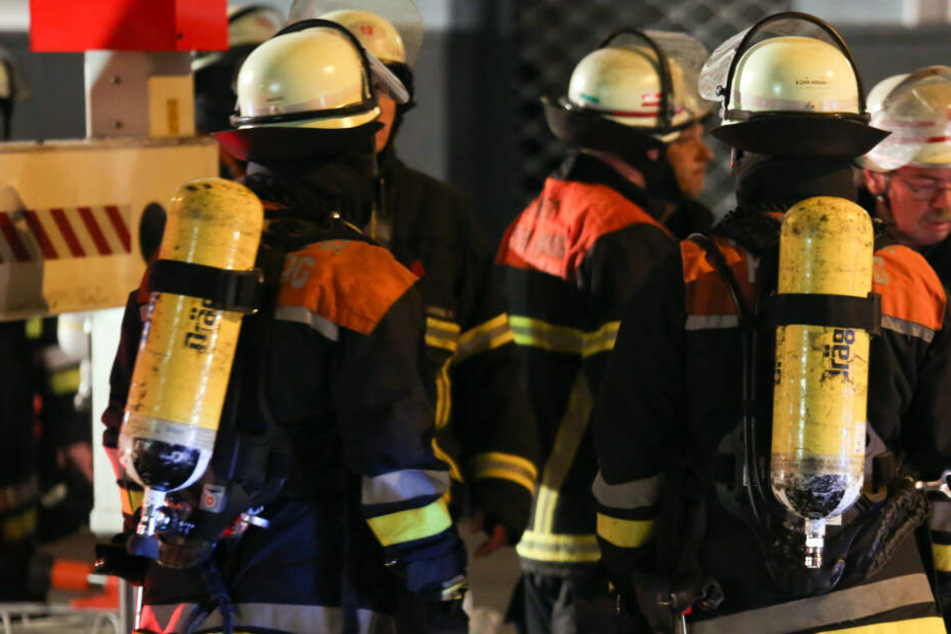 Als die Feuerwehr am Einsatzort eintraf, stand bereits der gesamte Dachstuhl unter Vollbrand. (Symbolbild)