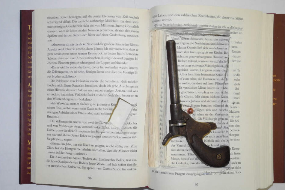 In dem Buch befand sich eine Pistole.