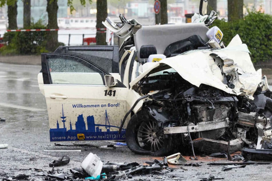Das Wrack eines Taxis liegt am Ballindamm in Hamburg auf der Straße. Im Mai 2017 hatte ein Mann dort einen tödlichen Unfall gebaut.