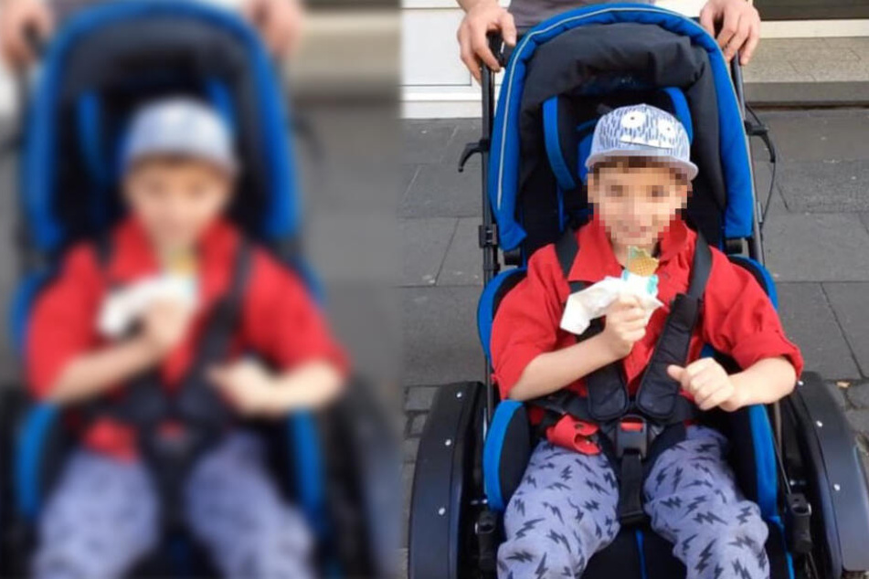 Der Junge sitzt in seinem Reha-Buggy.