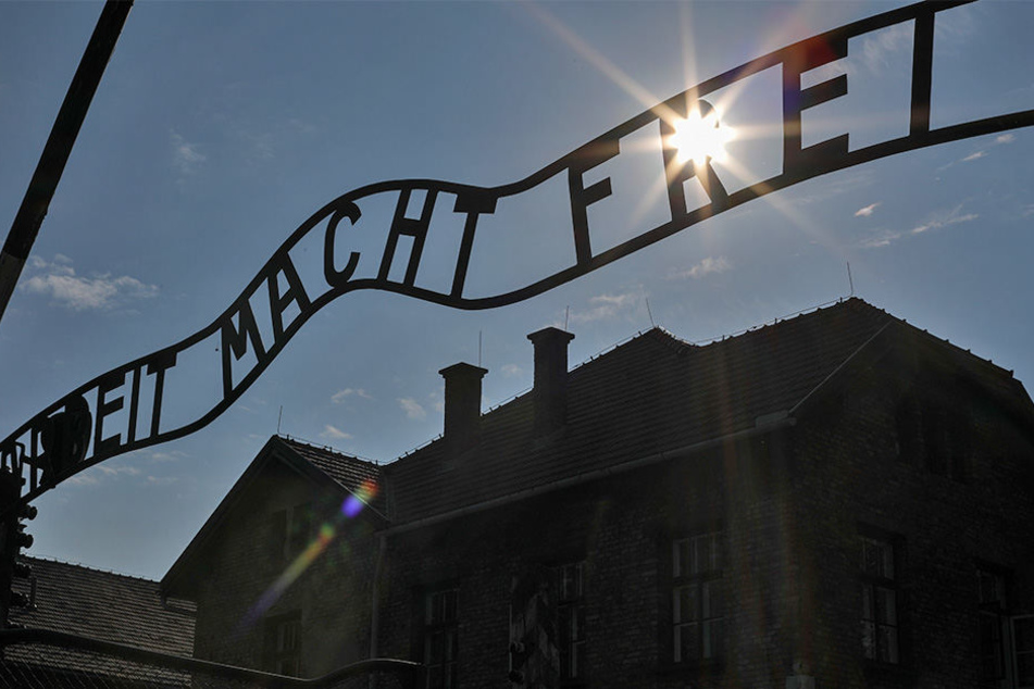 Blick auf das Tor mit dem Schriftzug "Arbeit macht frei" zum früheren Konzentrationslager Auschwitz.
