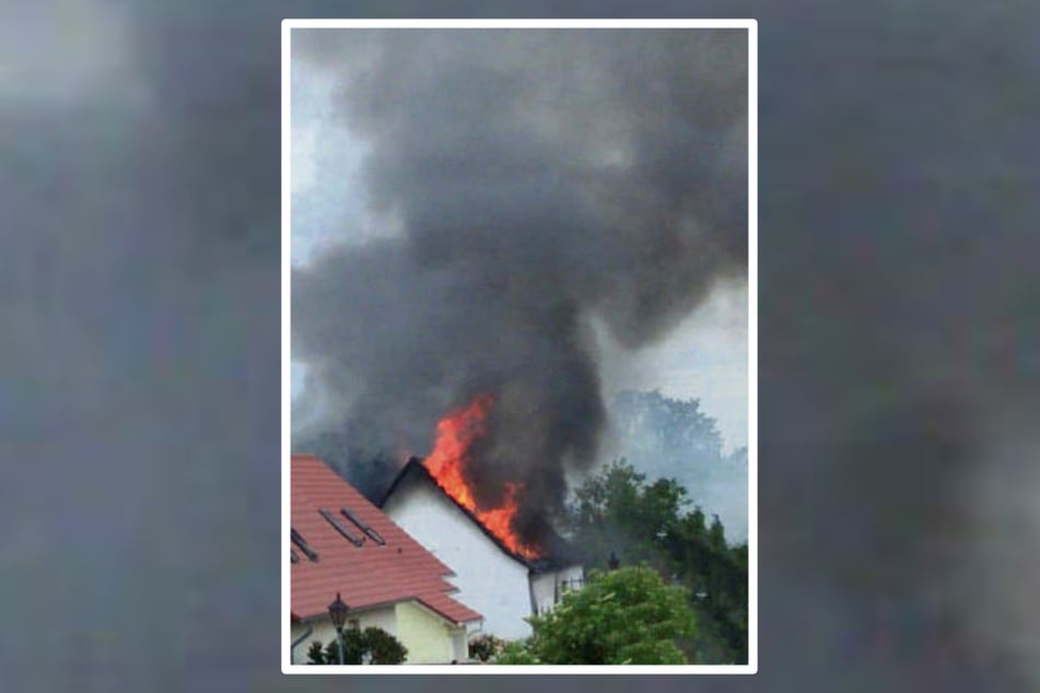 Bei der Anfahrt der Feuerwehr schlugen bereits Flammen aus dem Dachgestühl des Neubauernhauses.