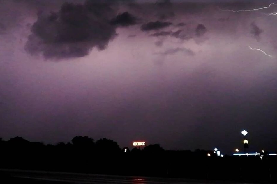 Helle Blitze zuckten am Samstagabend durch den Himmel.