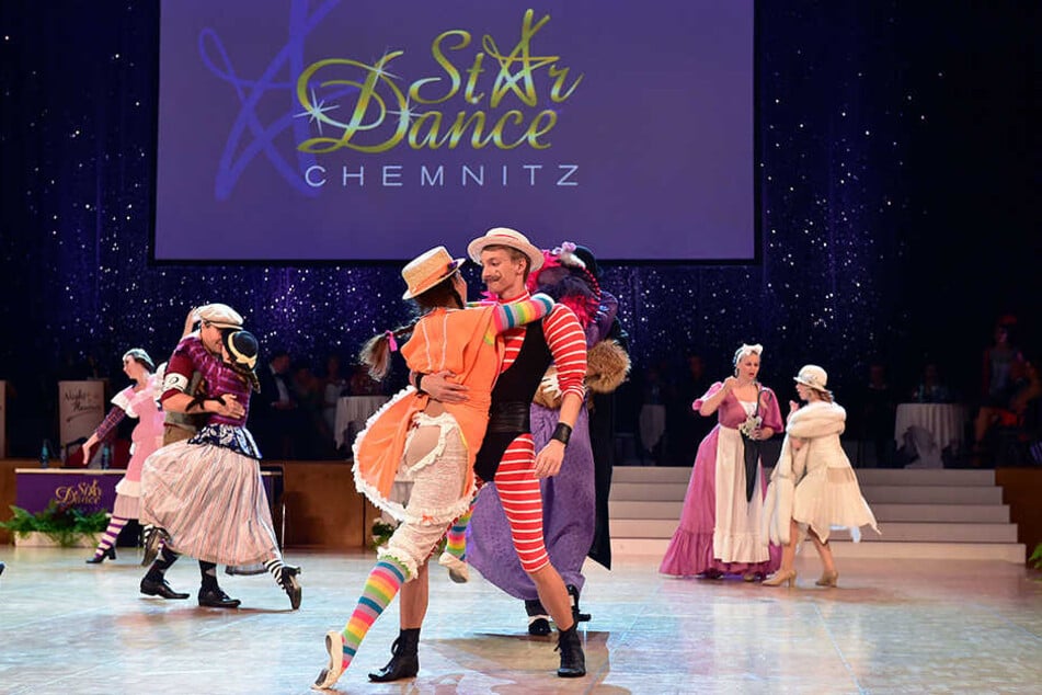 Ein buntes Showprogramm der Tanzschule Köhler-Schimmel umrahmt die Auftritte der Promis bei der Benefizgala "Star Dance".