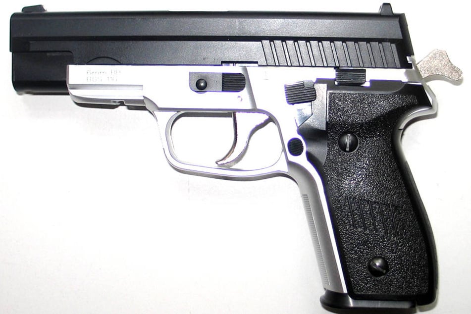 Das Kind hielt die Softairpistole nicht nur aus dem Fenster. Er feuerte die Waffe sogar ab (Symbolbild).