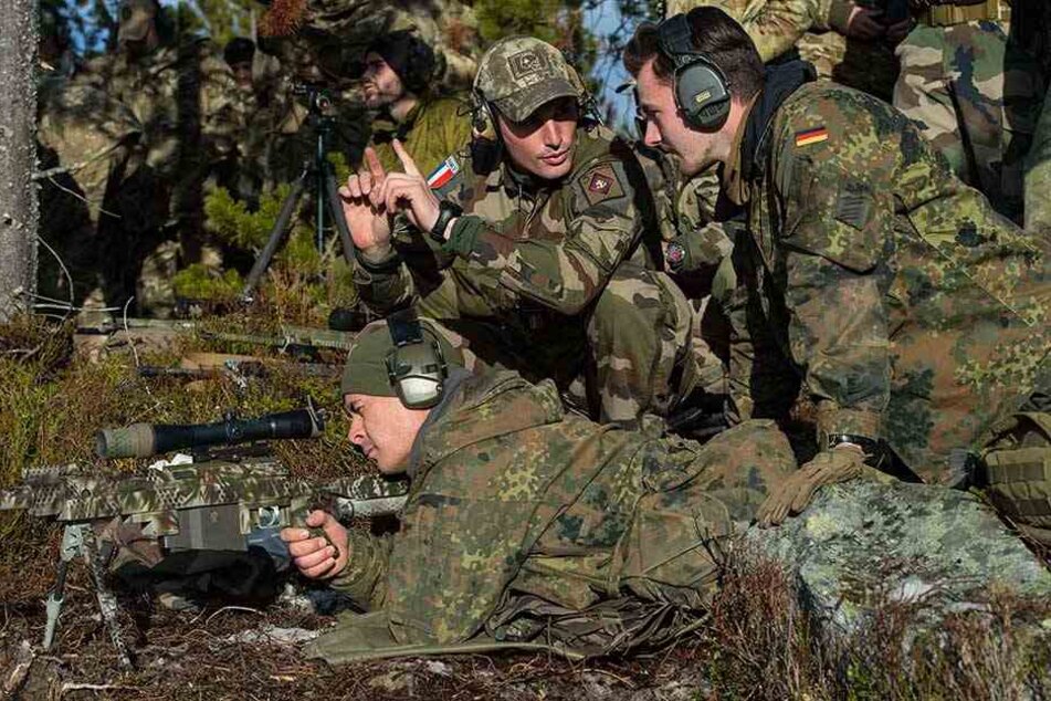 Französische und deutsche Scharfschützen üben gemeinsam beim Nato-Manöver Trident Juncture in Norwegen.