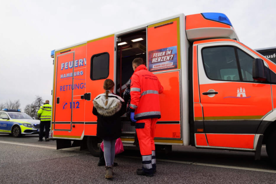 Ein Sanitäter brachte eine Schülerin in den Rettungswagen.