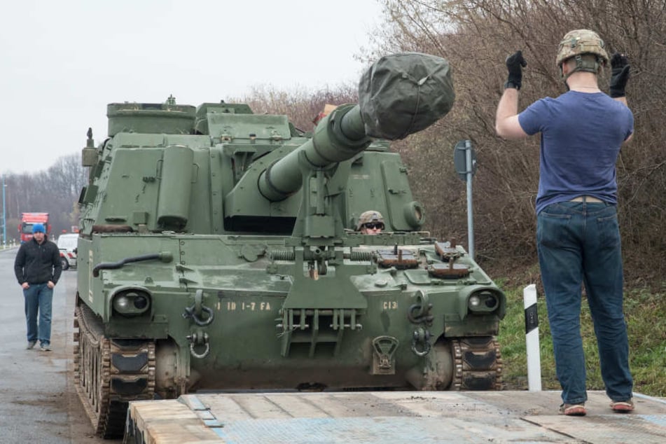Die Panzer musste gewogen und verladen werden.
