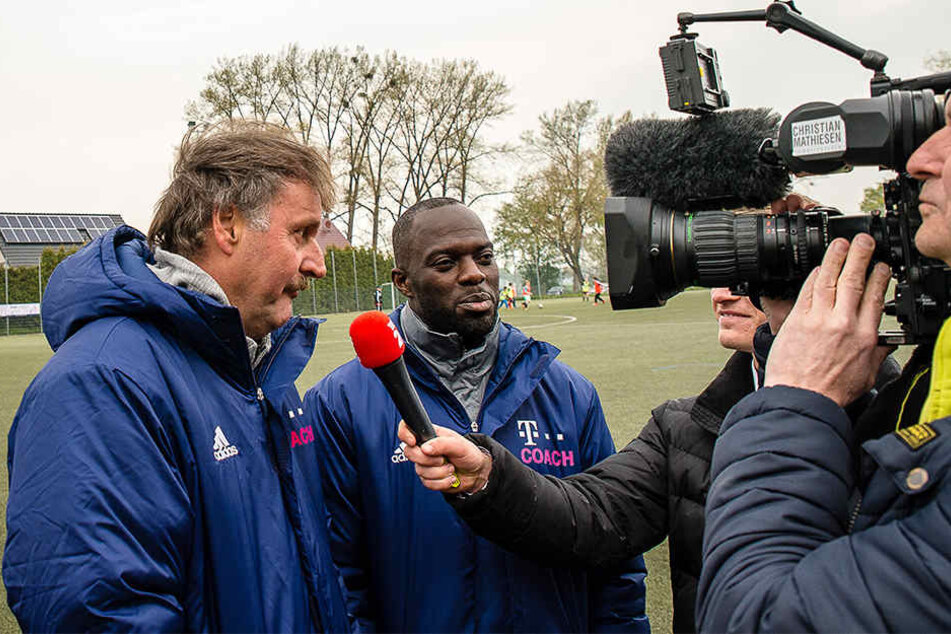 Peter Neururer und Hans Sarpei waren beim FT Dützen zu Gast. TAG24 traf sie zum Interview.
