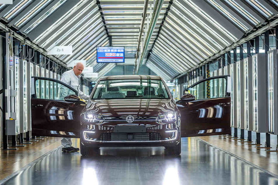 Ein VW Golf bei der Endprüfung in der Gläsernen Manufaktur.