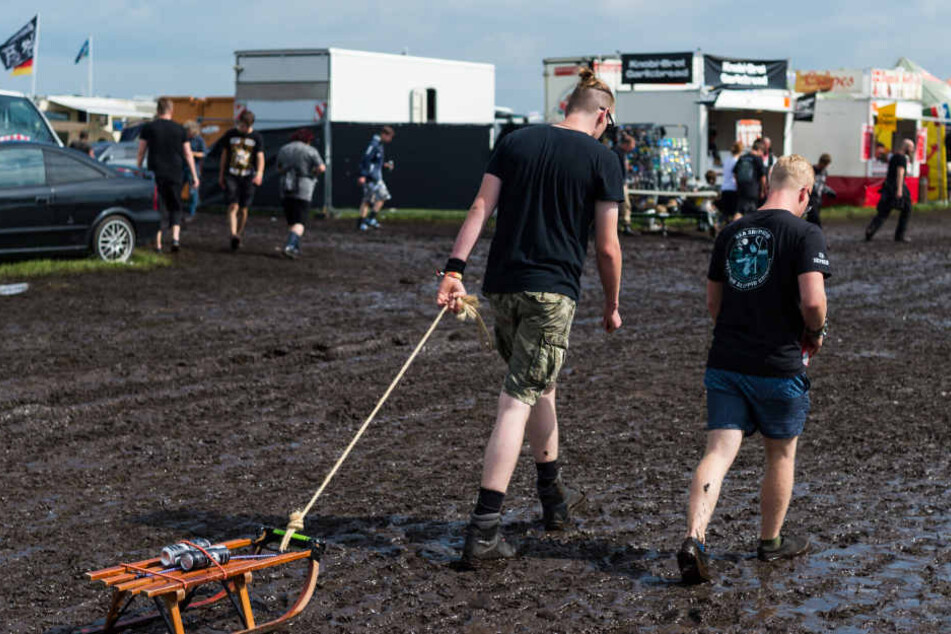 Das Wacken 2017 ist gestartet: Wie immer laut, matschig und gitarrenlastig.