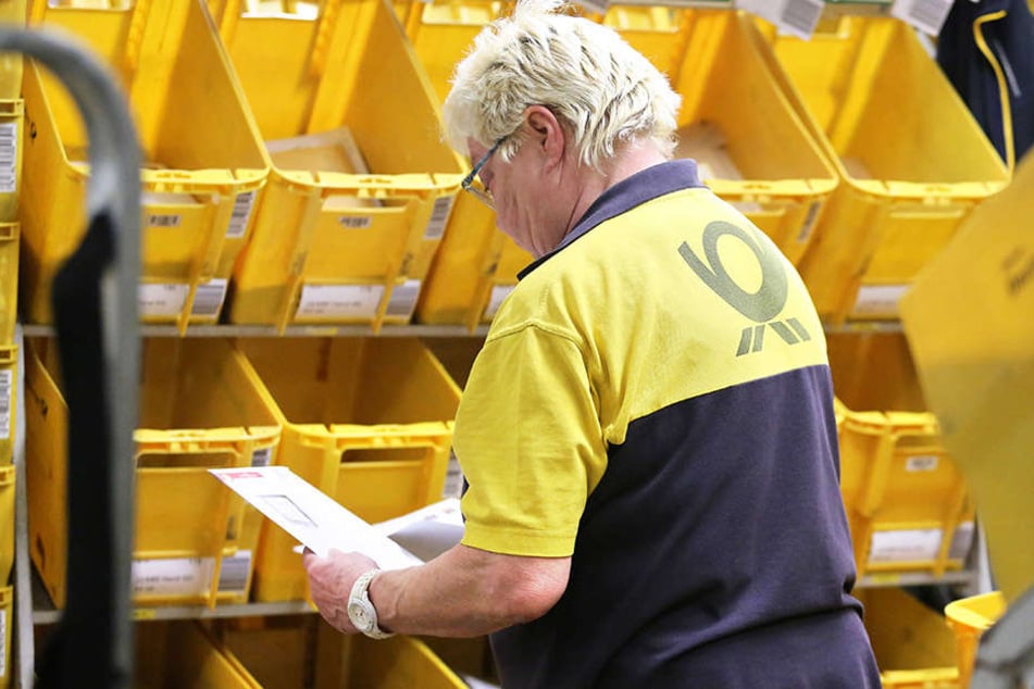 Die Mitarbeiter suchen Briefe und Pakete an Verdächtige heraus.