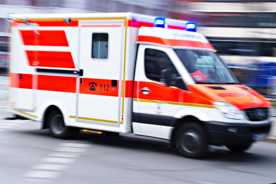München: Großeinsatz in Obersendling! Mann stürzt in München vom Dach eines Hauses