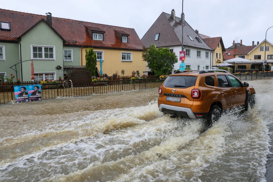 Die B312 ist in Ochsenhausen durch den über die Ufer getretenen Fluß Rottum komplett überschwemmt. Teile der Innenstadt stehen unter Wasser.