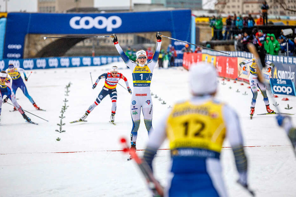 Maja Dahlqvist (Nr.1) riss die Arme hoch und feierte mit Olympiasiegerin Stina Nilsson den Weltcup-Sieg im Teamsprint.