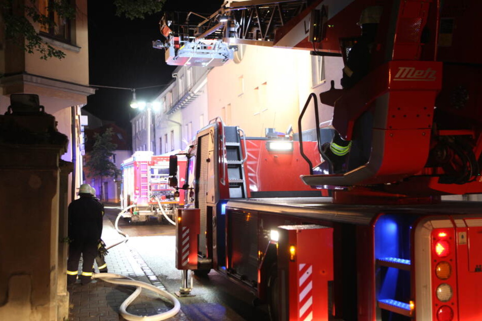 Die Feuerwehr musste den Brand erst unter Kontrolle bringen, dann konnten die Bewohner ins Freie.