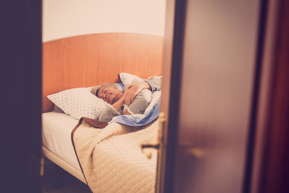 Unbekannte Einbrecher haben in Adorf (Vogtlandkreis) eine schlafende Frau in ihrem Wohnzimmer eingeschlossen. (Symbolbild)