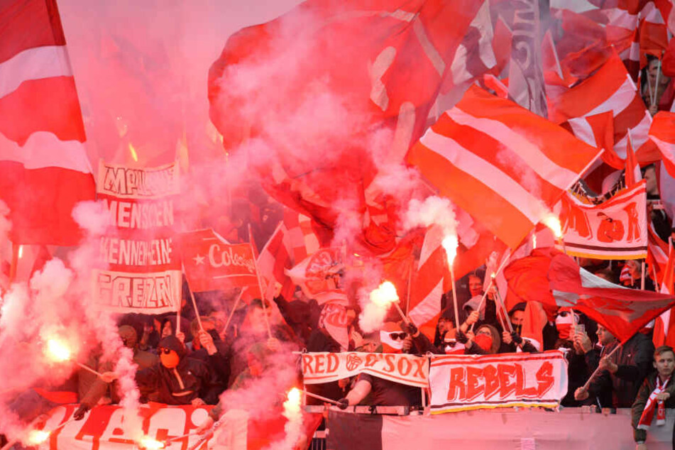 Anhänger des FC Bayern München zünden Pyrotechnik im Block.