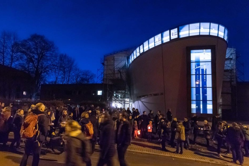 Gegen 17.30 Uhr startete an der Synagoge der Aufzug "Lichterwege".