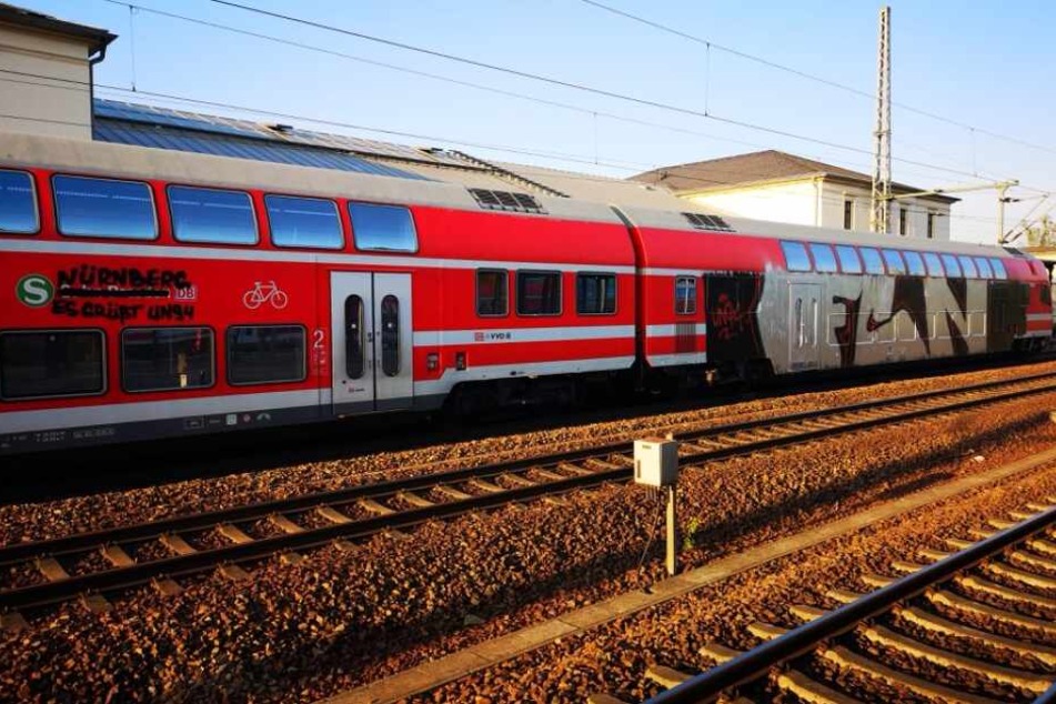 Zuerst sprühten die Unbekannten "FCN" auf die Bahn.