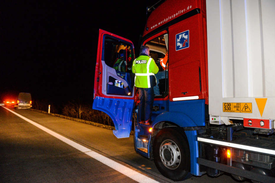Bei einem Unfall auf der A9 in Richtung Berlin war ein Transporter in diesen Lkw gekracht.