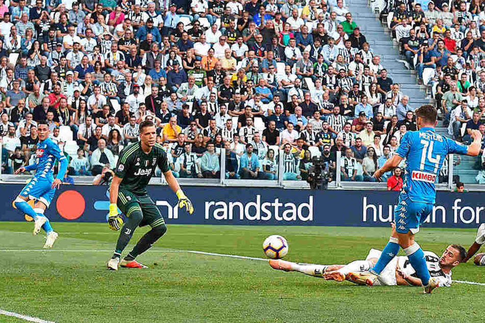 Die Führung für den SSC Neapel: Jose Callejon (l.) bediente Dries Mertens (r.), der den Ball nur noch über die Linie drücken musste. Juves Spieler können nur hinterherschauen.