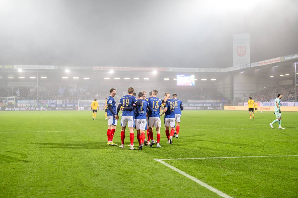 Die Störche aus Kiel freuen sich über den 1:1-Ausgleich.