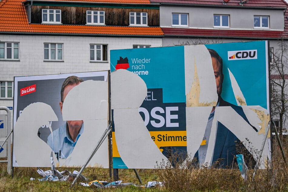 Beschädigte Wahlplakate der Parteien Die Linke und CDU stehen auf dem Erfurter Henry-Pels-Platz. (Archivbild)