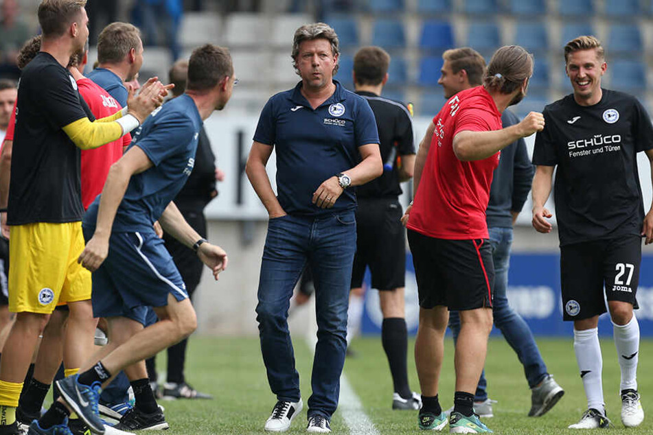 DSc-Trainer Jeff Saibene muss kräftig durchatmen. Alle anderen bejubeln den 2:1-Last-Minute-Treffer.