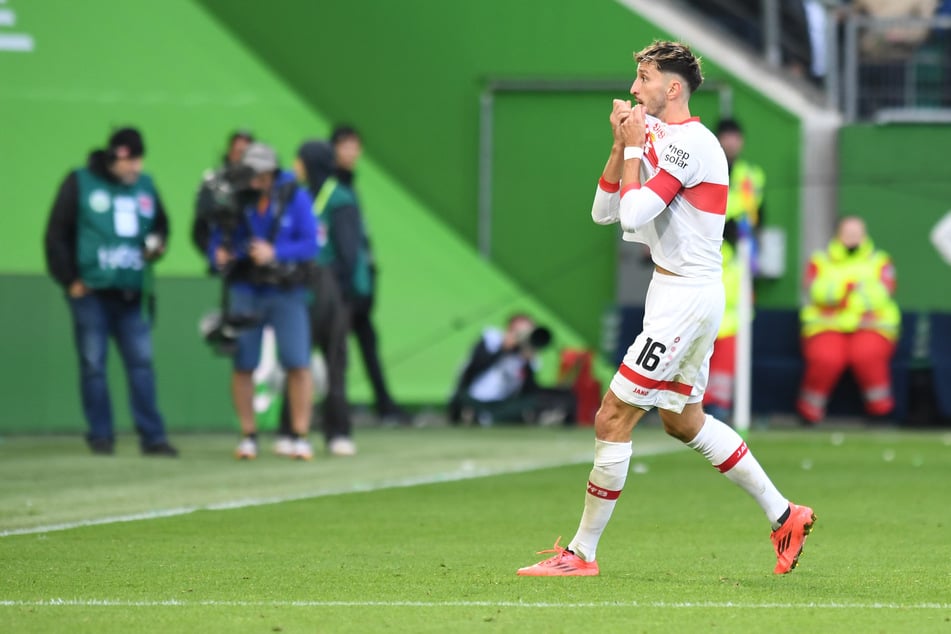 VfB-Kapitän Atakan Karazor (27) flog im Gastspiel in Wolfsburg ungerechtfertigterweise vom Platz.