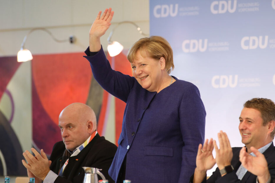Bundeskanzlerin Angela Merkel (CDU) winkt auf dem 35. Landesparteitag der CDU Mecklenburg-Vorpommern im IFA-Hotel nach ihrer Rede den Delegierten zu.