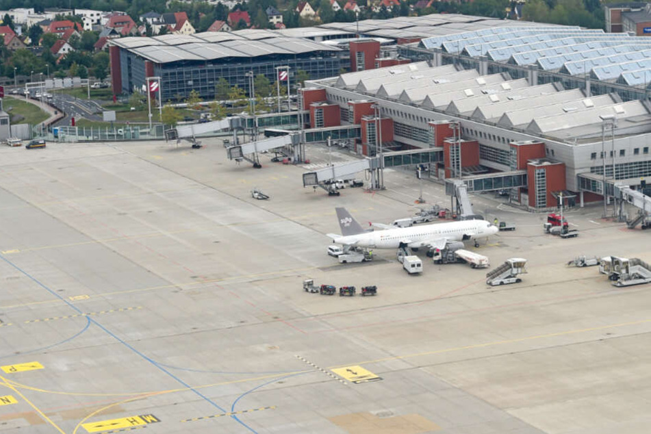 Das Bild zeigt sich oft: Lediglich ein Flieger steht am Dresden Airport. Meist herrscht Hochbetrieb nur, wenn die Linienflüge morgens und abends starten und landen.
