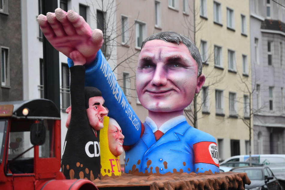 Düsseldorf: Ein Motivwagen Thüringen und Björn Höcke steht auf der Straße vor dem Rosenmontagszug. Mit den Rosenmontagszügen erreicht der rheinische Straßenkarneval seinen Höhepunkt.