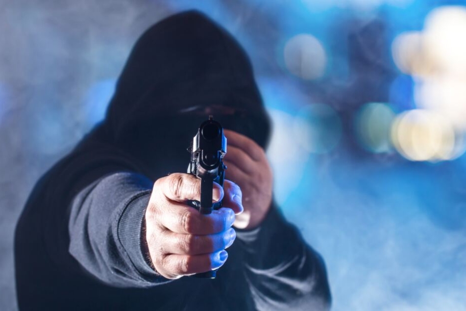 Mit einer Pistole bedrohten die Männer den Angestellten. (Symbolbild)