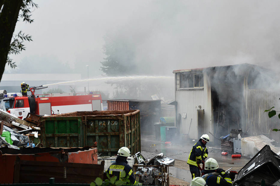 Die Feuerwehr ist noch immer mit der Brandbekämpfung beschäftigt.