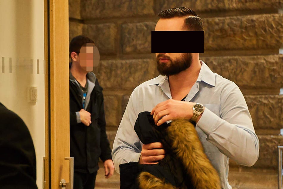 Ex-Wachpolizist Ronny H. (28) wurde von seiner Ex vor Gericht gezerrt.