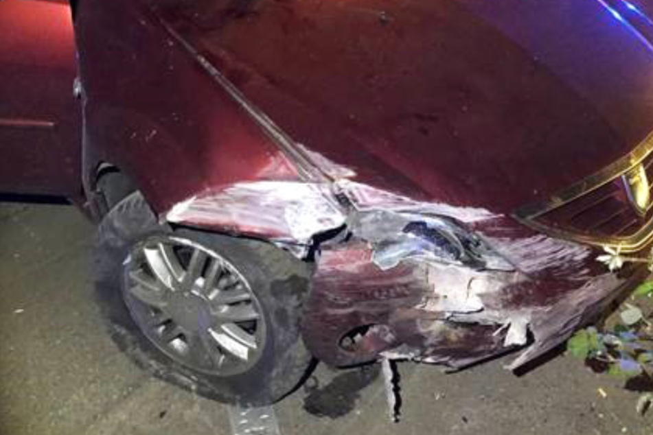 Ein 18 Jahre alter Autofahrer krachte mit seinem Wagen gegen eine Mauer.
