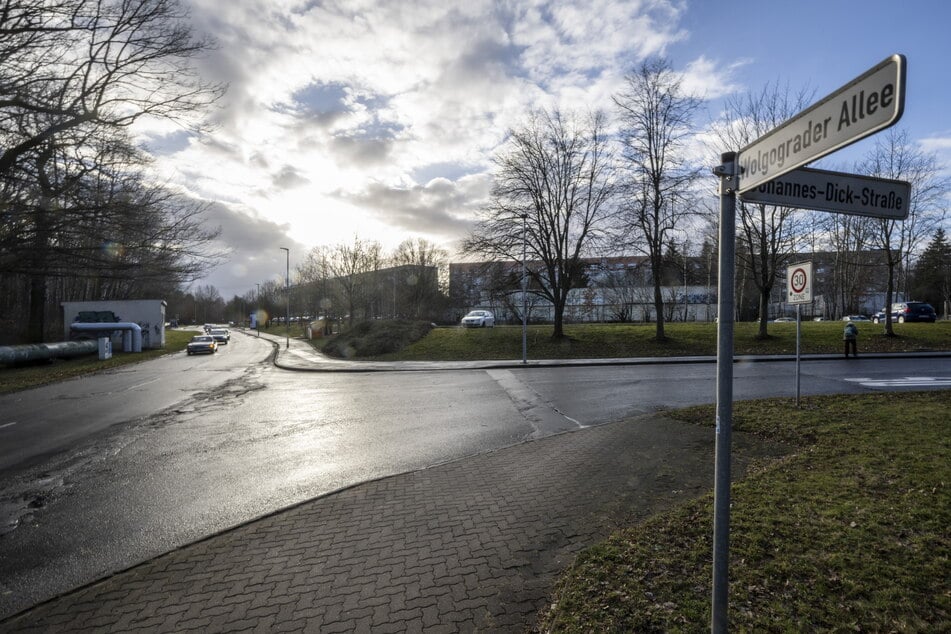 Raub-Attacke in Chemnitz: Ein junger Mann (21) wurde auf der Johannes-Dick-Straße, an der Einmündung zur Wolgograder Allee, mit einem Messer bedroht und ausgeraubt.