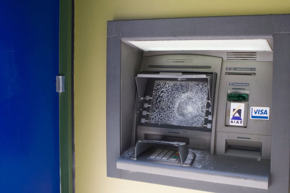 Ludwigsburg: Vier Unbekannte sprengen Bankautomaten und kommen davon. (Symbolbild)
