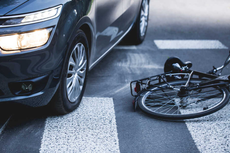 Ein 31-jähriger VW-Fahrer beachtete die Vorfahrt nicht und erfasste eine Radlerin. Diese kam schwer verletzt in ein Krankenhaus (Symbolbild).