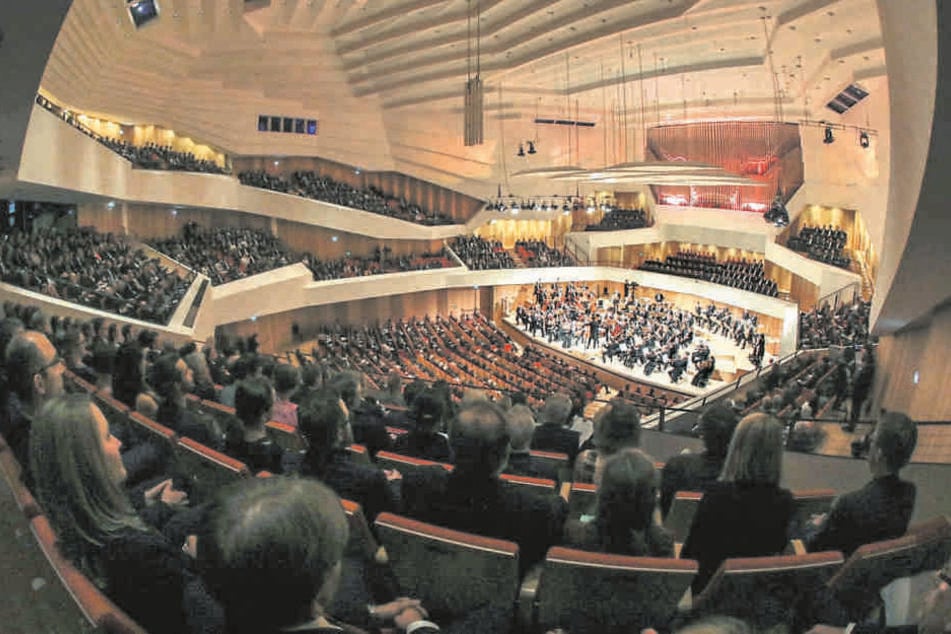Blick in den großen Saal: Die Spielstätte der Dresdner Philharmonie (rund
1800 Plätze) fasziniert durch ihre Weinberg-Architektur.