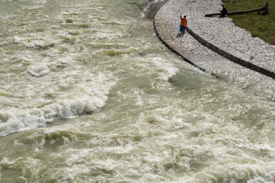 Durch den Starkregen war die Isar in München komplett überflutet.