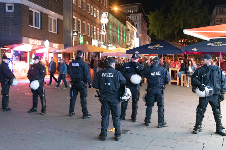 Mit einer Polizeikette konnte ein Aufeinandertreffen der beiden Gruppen verhindert werden.